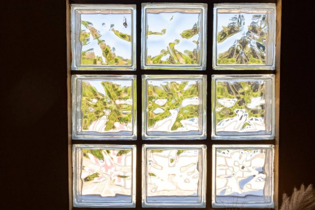 decoração com tijolo de vidro na parede