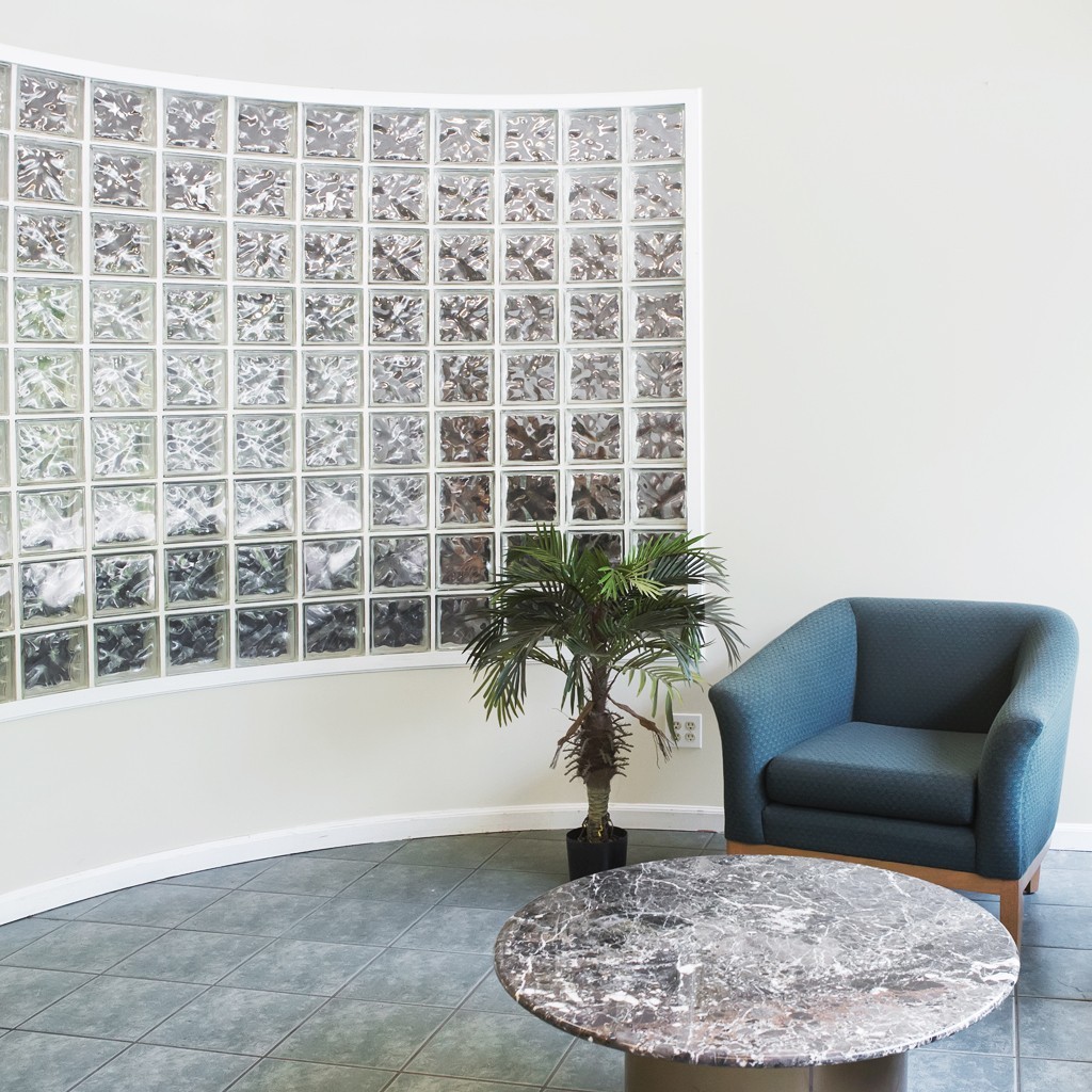 ideias de decoração com tijolo de vidro para sala