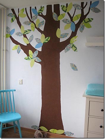 decoração com tronco de árvore na parede vs. painel de madeira