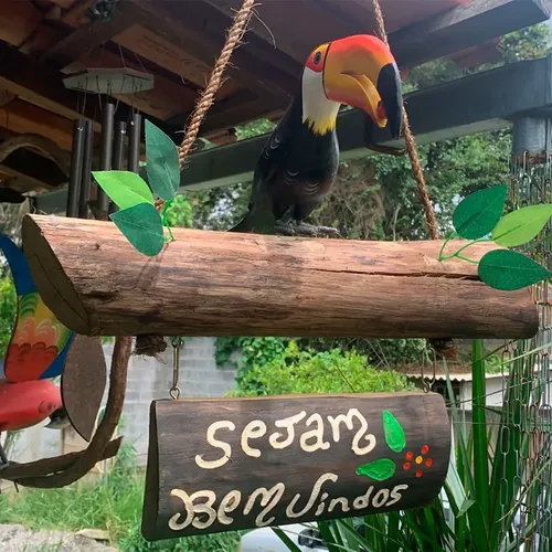 decoração com tronco de árvore na parede vs. painel de madeira