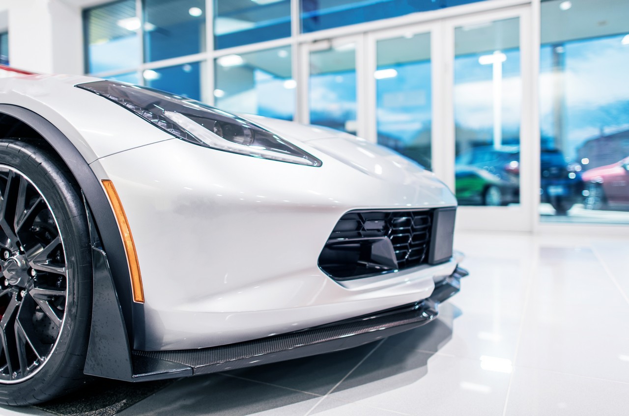 decoracao concessionaria luxo versus popular