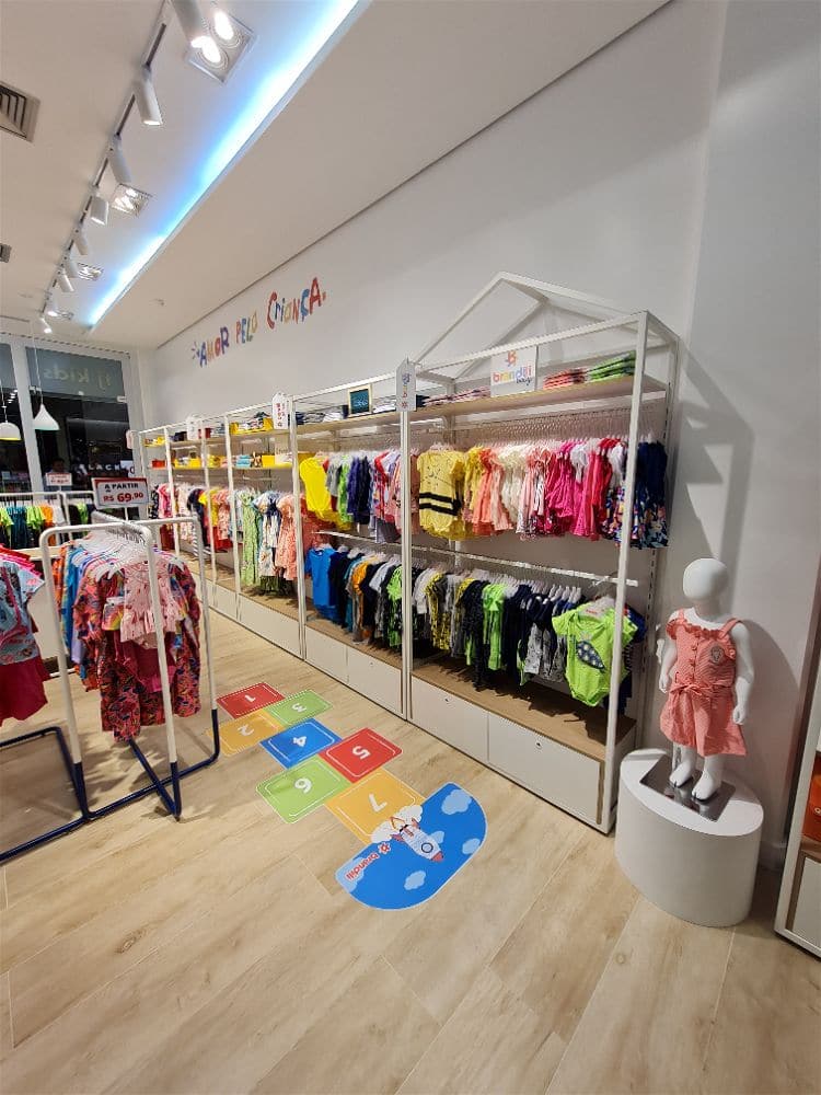 decoracao concessionaria luxo versus popular