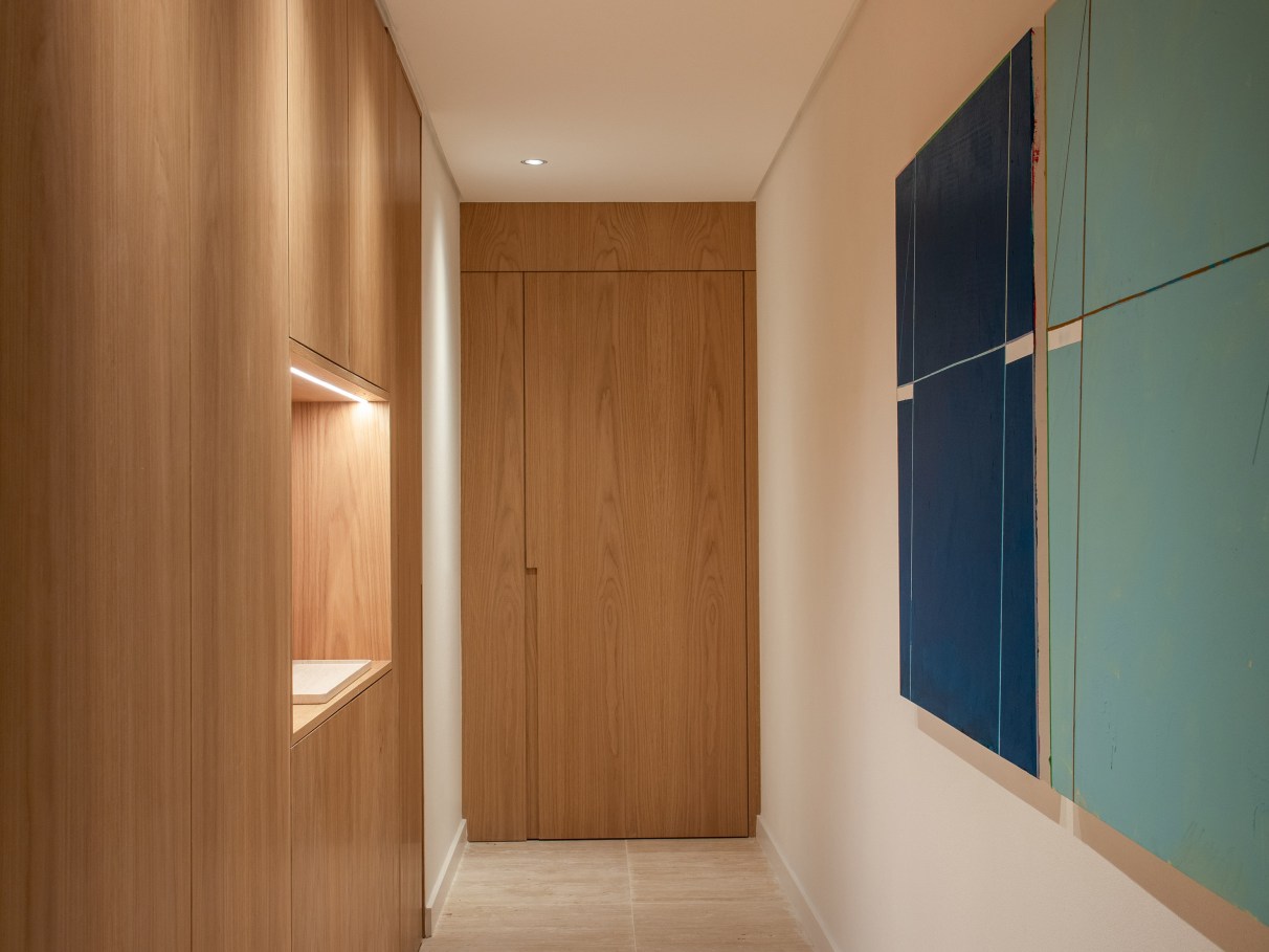 Mobiliário Funcional para Corredores: Aparadores e Estantes Finas