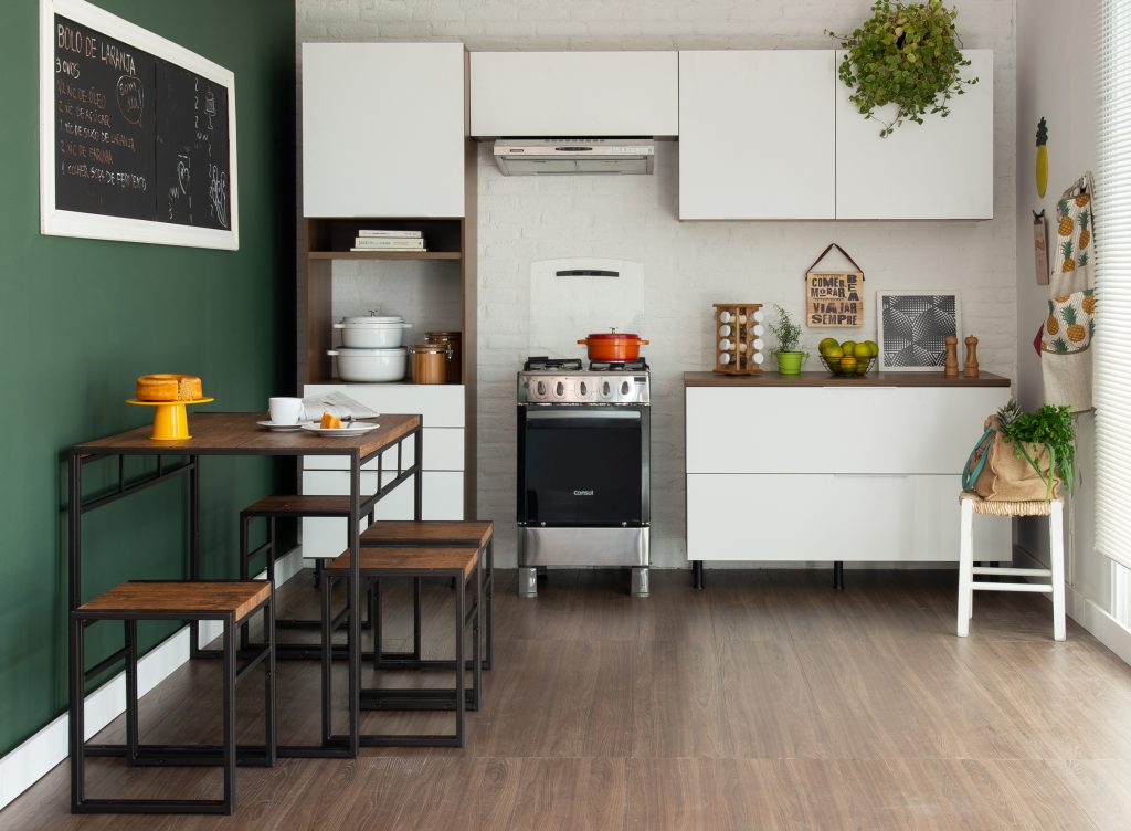 Cores, iluminação e móveis: o segredo para uma cozinha pequena funcional