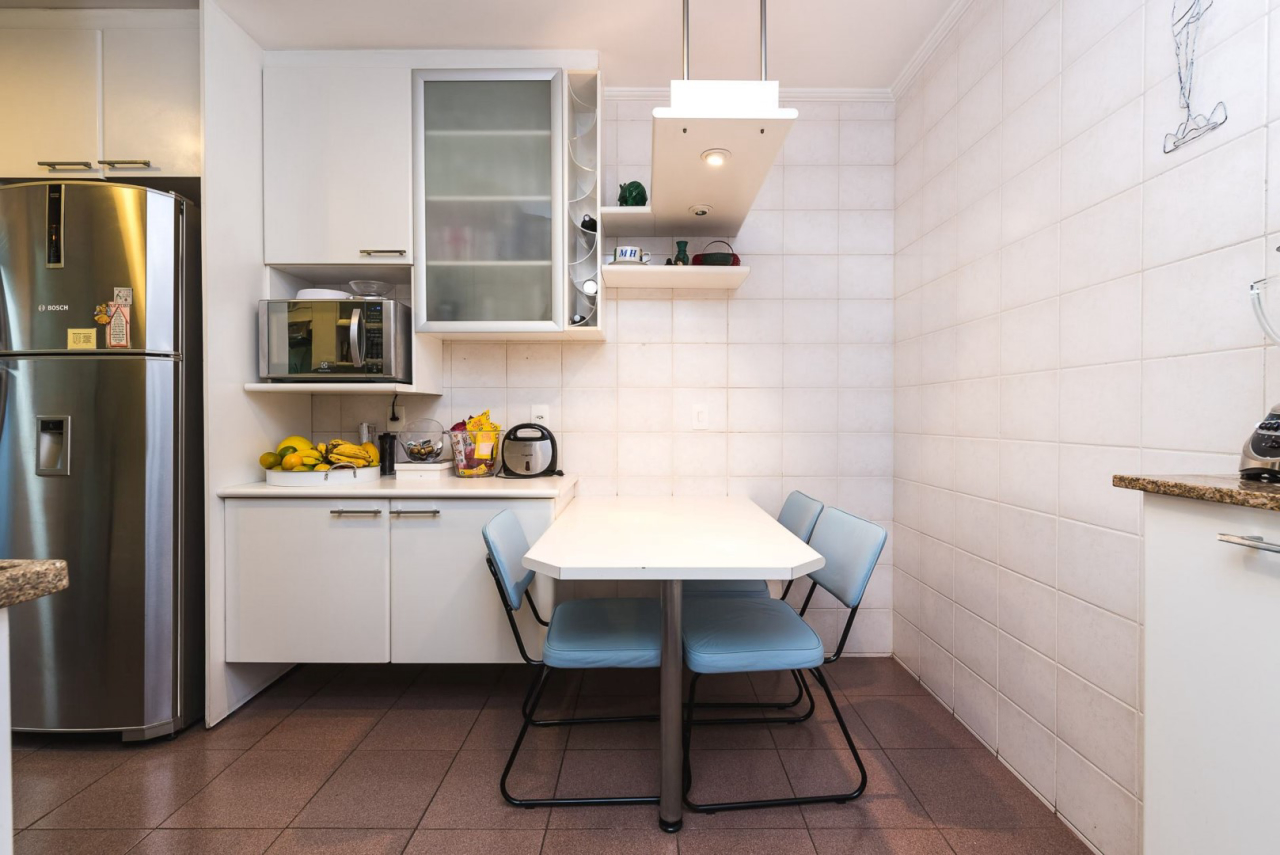 Cores, iluminação e móveis: o segredo para uma cozinha pequena funcional