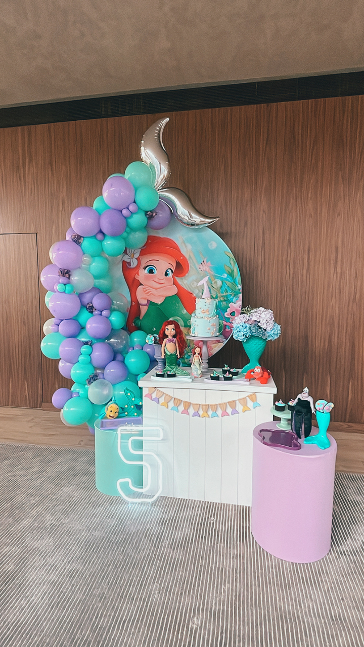 5 ideias de títulos para posts sobre decoração da Ariel:
1. Transforme sua Festa com a Magia da Ariel: Dicas de Decoração
2. Decoração de Quarto Pequena Sereia: Um Reino Subaquático para Sonhar
3. Cores e Elementos Essenciais para uma Festa Inesquecível da Ariel
4. Do Mar para a Festa: Ideias Criativas de Decoração com a Ariel
5. Detalhes que Encantam: Como Criar uma Decoração de Ariel Minimalista e Sofisticada