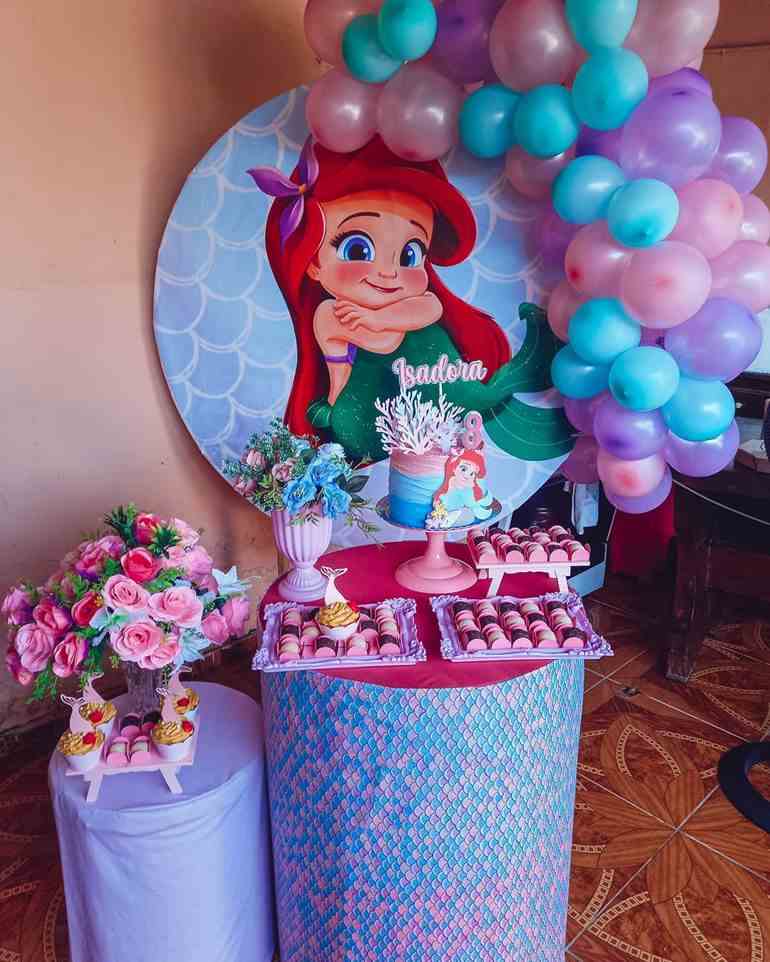 Painel e Mesa Principal: Dicas para uma Decoração de Princesas Deslumbrante com Pouco Gasto