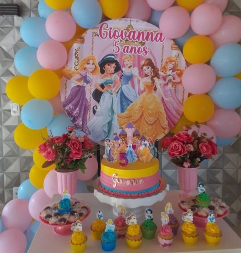 Painel e Mesa Principal: Dicas para uma Decoração de Princesas Deslumbrante com Pouco Gasto