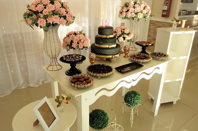 decoração de 15 anos preto e dourado