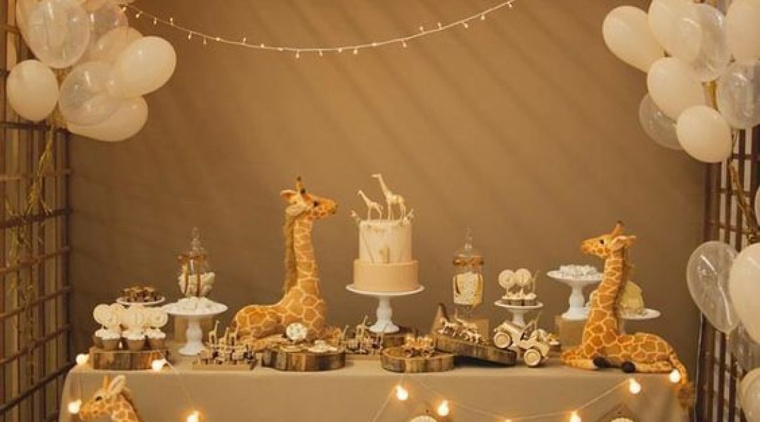 decoração de festa de 1 ano com balões orgânicos