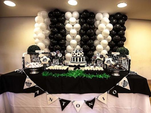 decoração mesa principal aniversário 20 anos