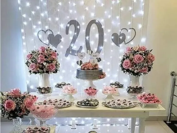 decoração mesa principal aniversário 20 anos