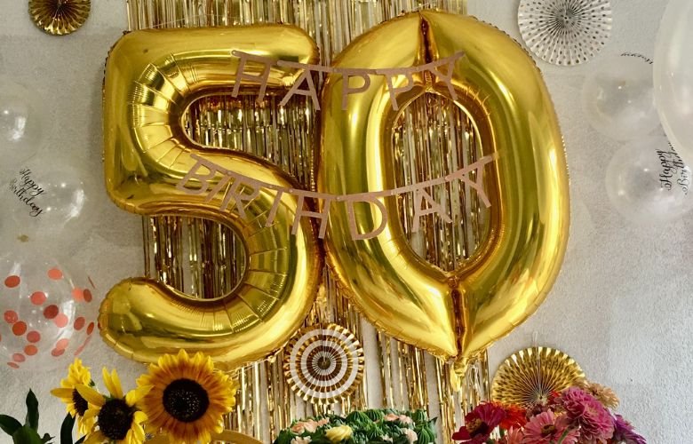 mini table com painel redondo para festa 50 anos mulher