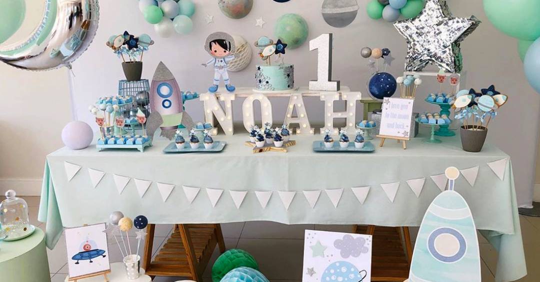 decoração de aniversário de menino simples vs. temática