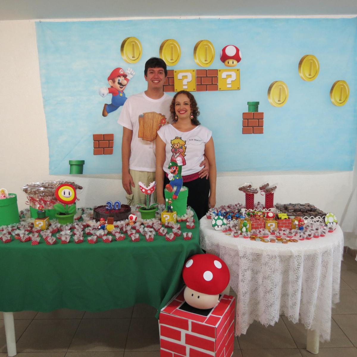 decoração festa mario simples versus luxo