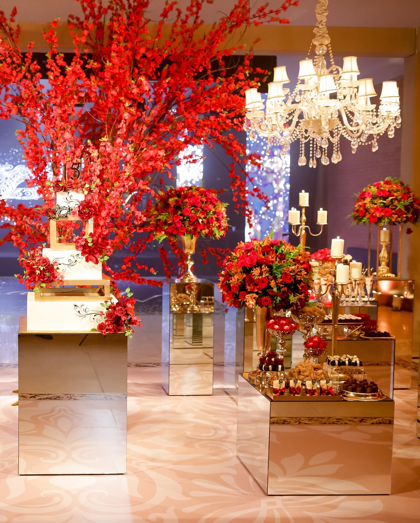 5 Ideias de Bolo Vermelho e Dourado para Aniversários Inesquecíveis
Decoração Vermelho e Dourado: Tendências e Inspirações para Festas
Como Usar Vermelho e Dourado na Decoração de Festas
Aniversário Feminino: Dicas de Decoração com Vermelho e Dourado
Elementos Essenciais para uma Festa Vermelha e Dourada de Sucesso