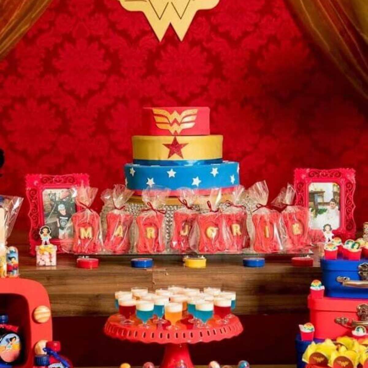 decoração de aniversário feminino vermelho e dourado