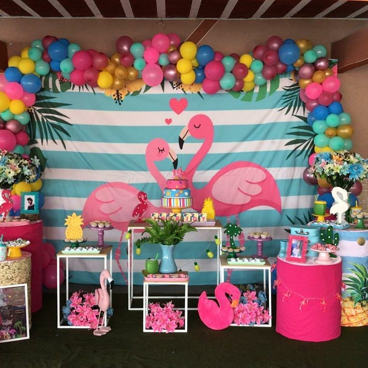 decoração de aniversário rosa e laranja vs. decoração de aniversário azul e amarelo