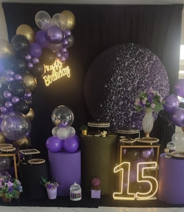 decoração de aniversário roxo e preto simples