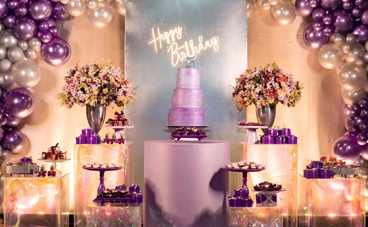decoração roxo e preto vs roxo e prata para aniversário