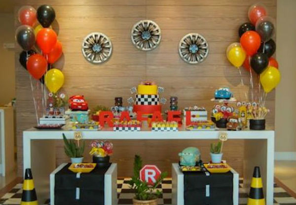 erros comuns decoração aniversário carros evitar
