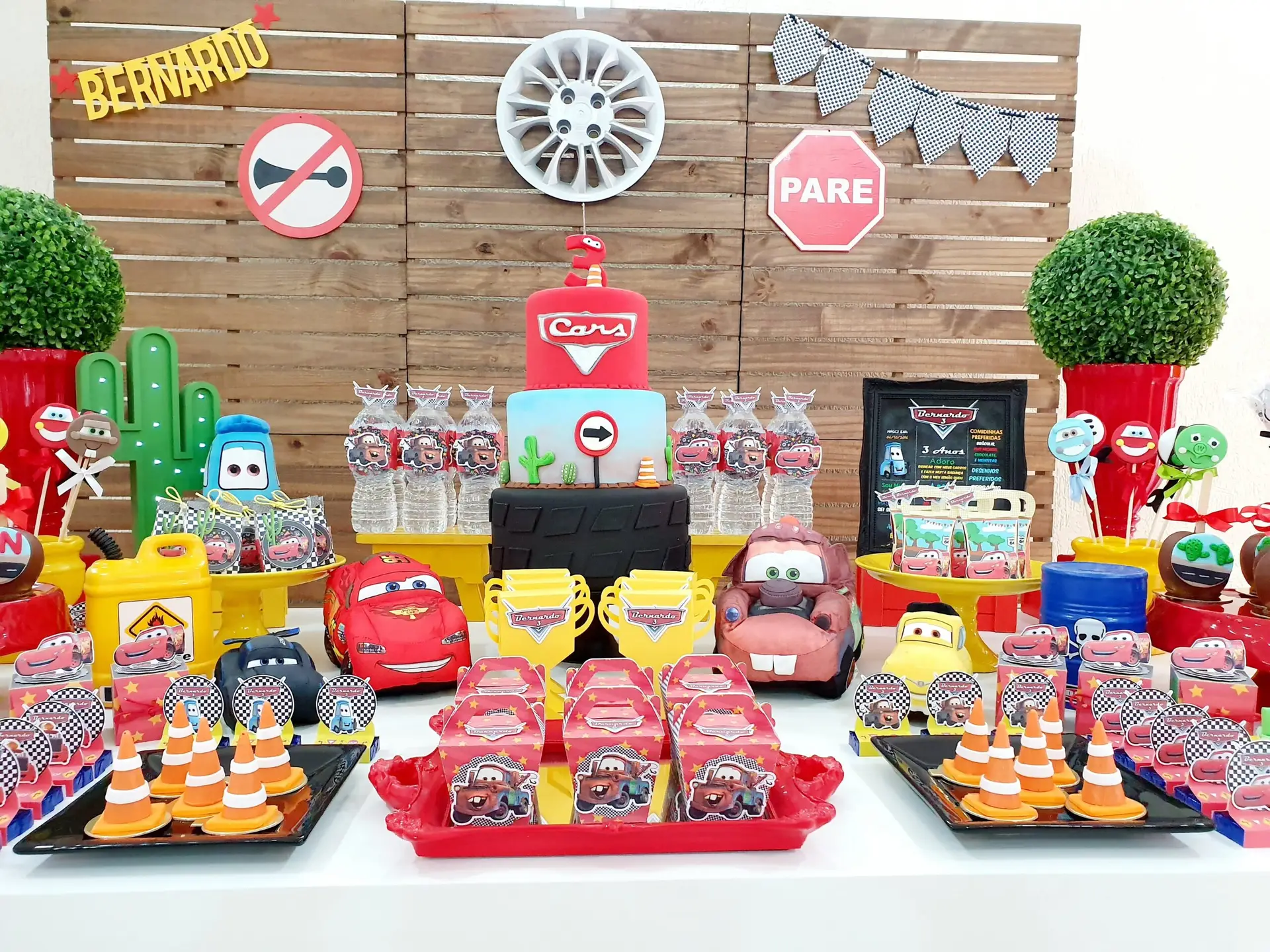 ideias criativas decoração festa carros simples