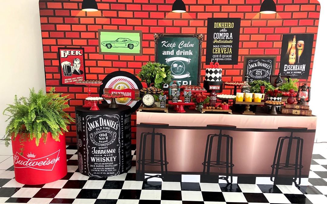 arco de balões desconstruído vermelho e branco