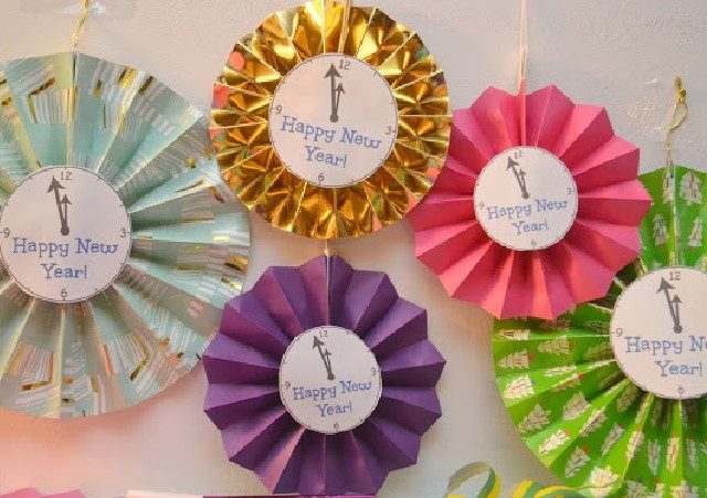 decoração de ano novo com papel crepom
