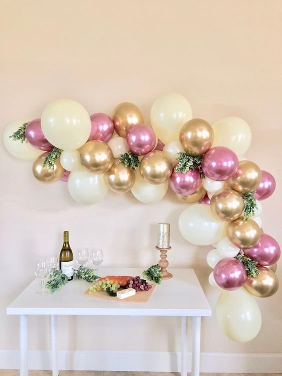 decoração de balão rosa e dourado