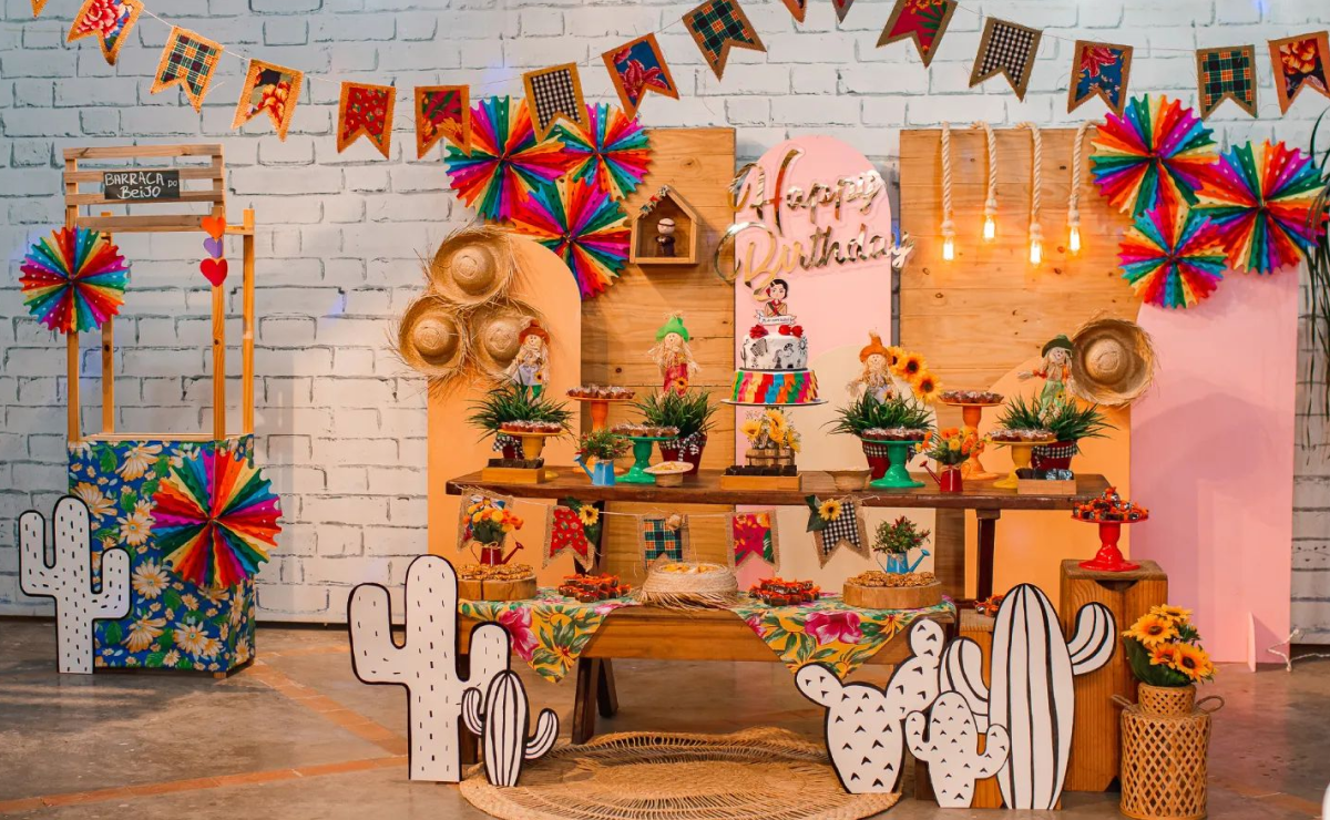 bandeirolas de tecido vs papel qual a melhor opção