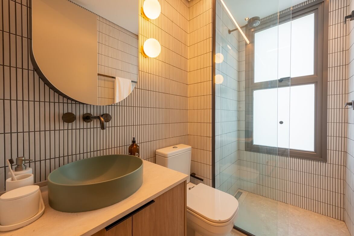 Cores e Revestimentos que Ampliam o Banheiro