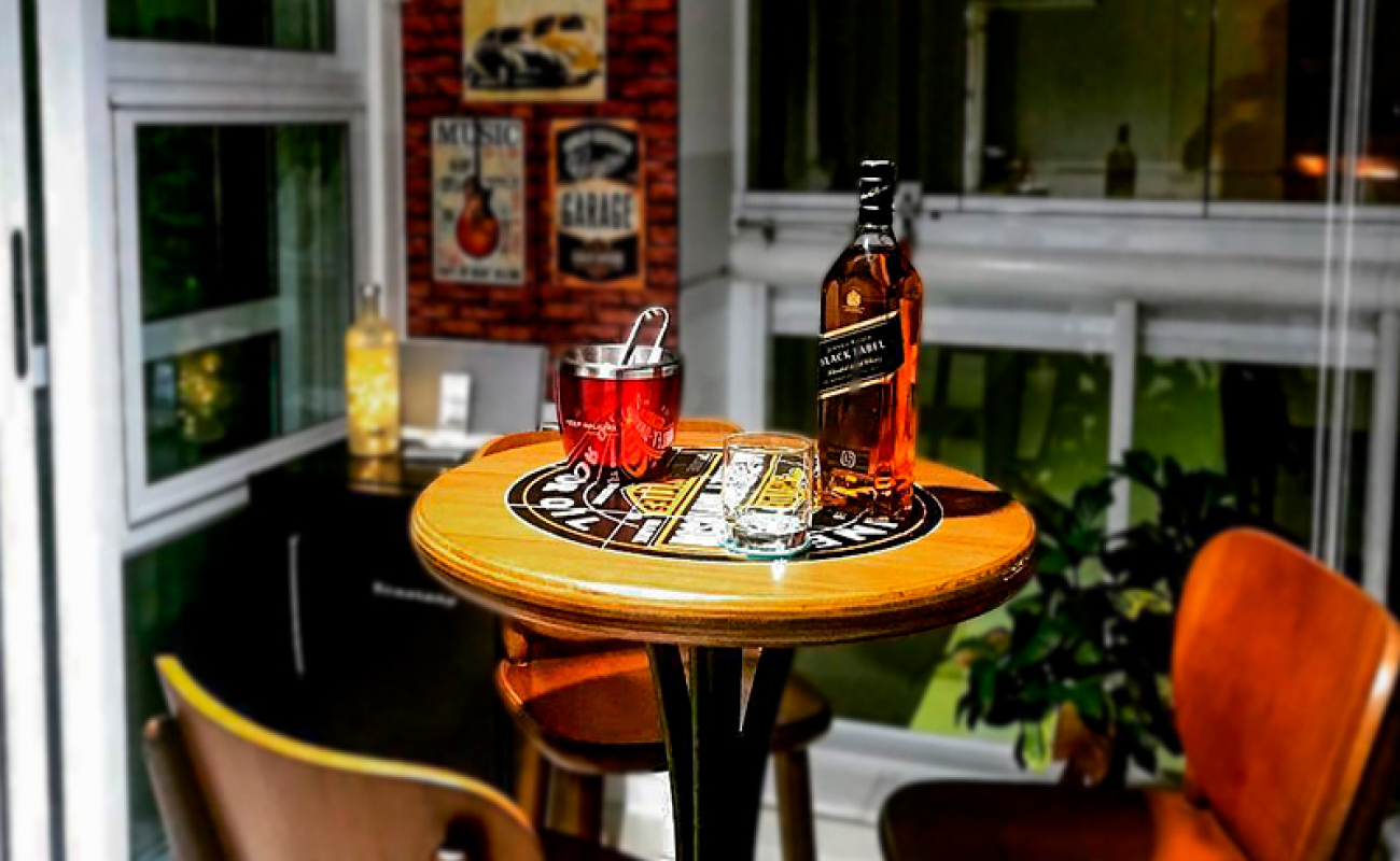 como fazer bar de parede com prateleiras suspensas