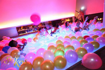 fixar balões na piscina com contrapeso