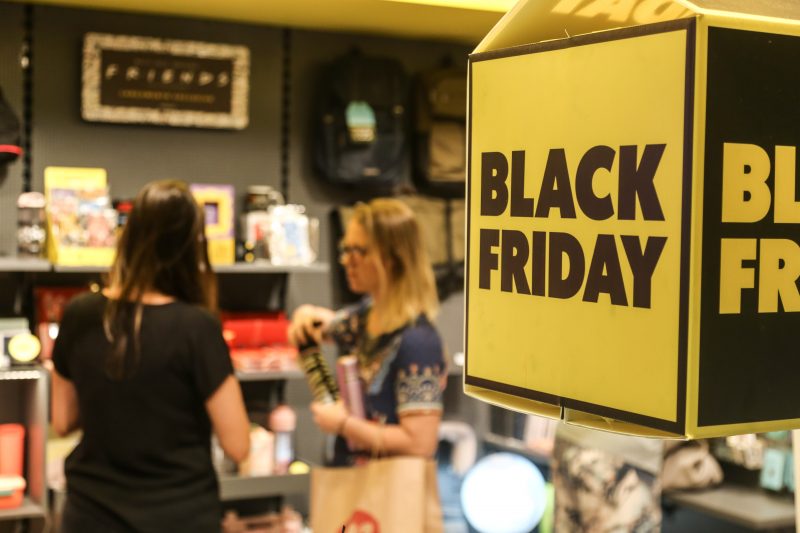 decoração de vitrine black friday para farmácias