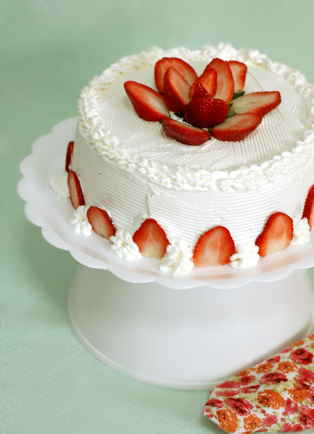 Ideias Criativas para Decorar Bolos Brancos com Morangos