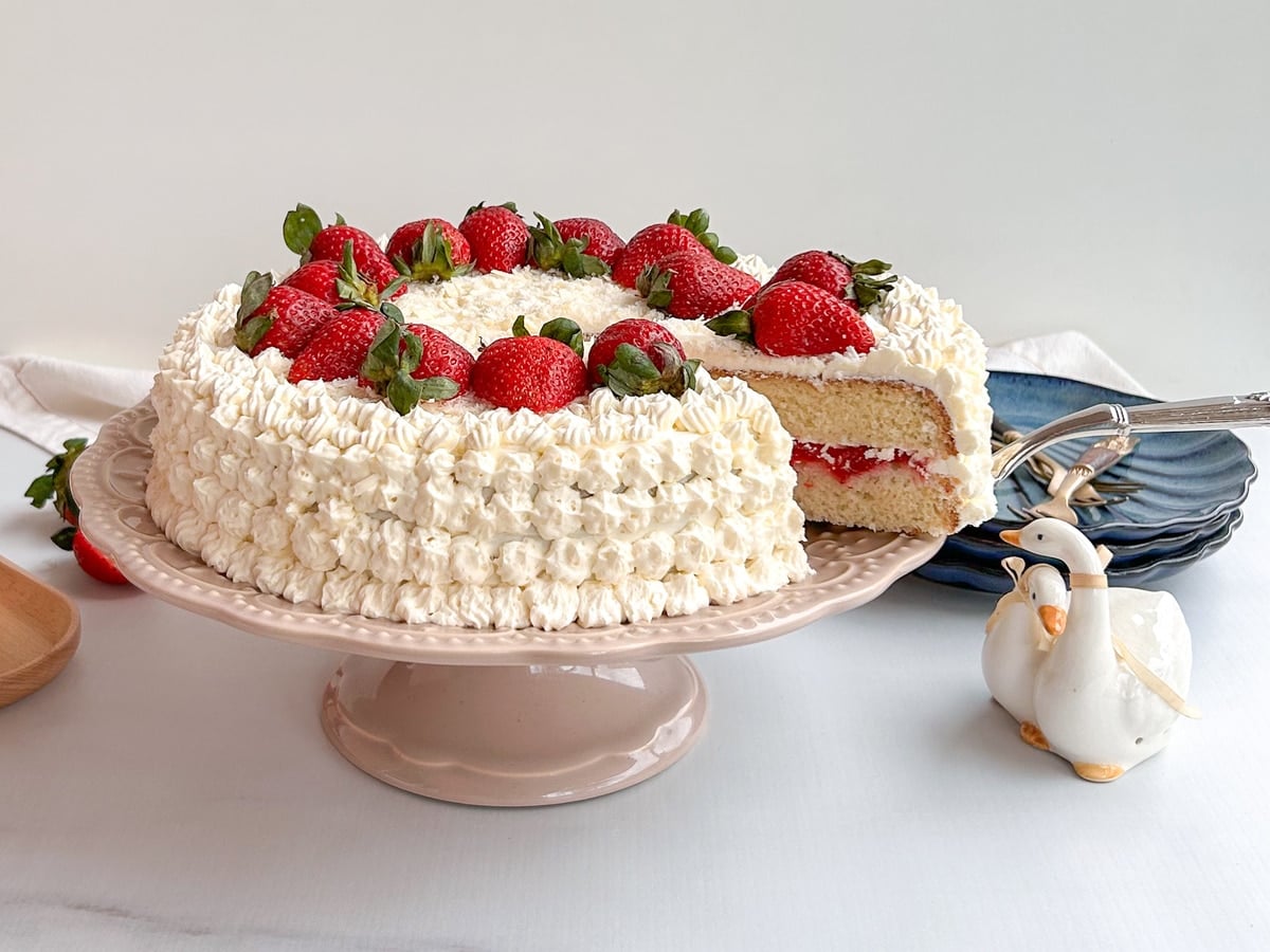 decoração de bolo branco com morango