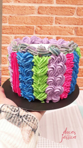 decoração de bolo com chantilly