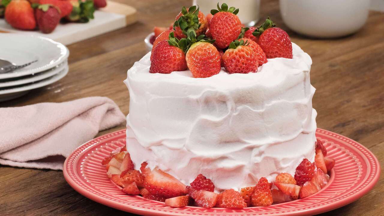 5 ideias de títulos:
1. Decoração de Bolo com Chantilly: Técnicas Essenciais para Iniciantes
2. Chantininho Perfeito: O Segredo para Bolos Incríveis
3. Espatulado Moderno vs. Trabalho com Bicos: Qual Escolher?
4. Frutas Frescas e Chantilly: Uma Combinação Refrescante e Deliciosa
5. Dicas de Ouro para um Acabamento de Confeitaria Profissional