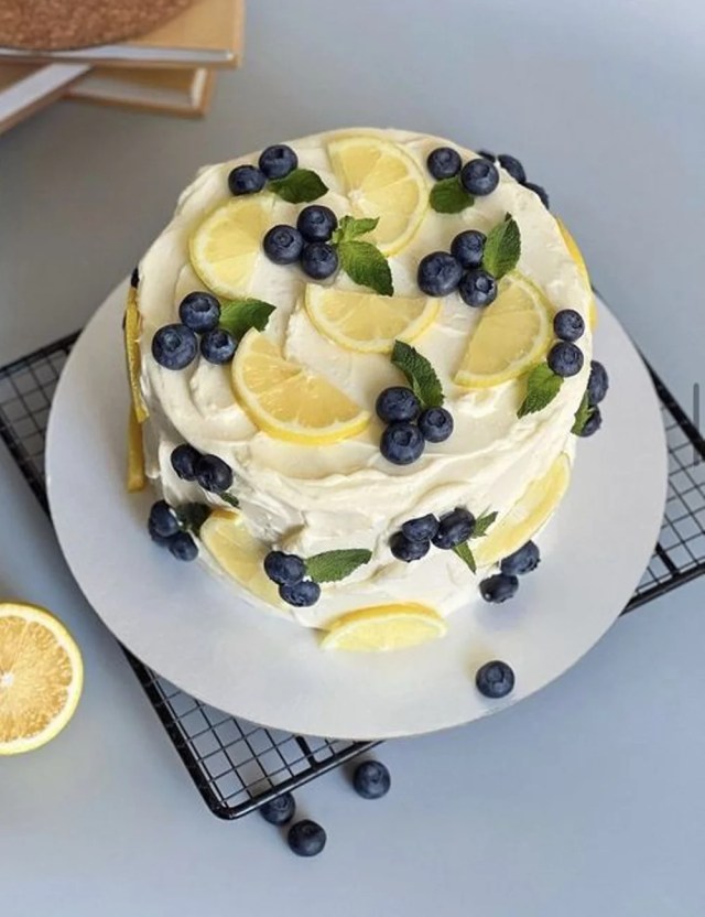 decoração de bolo com chantilly