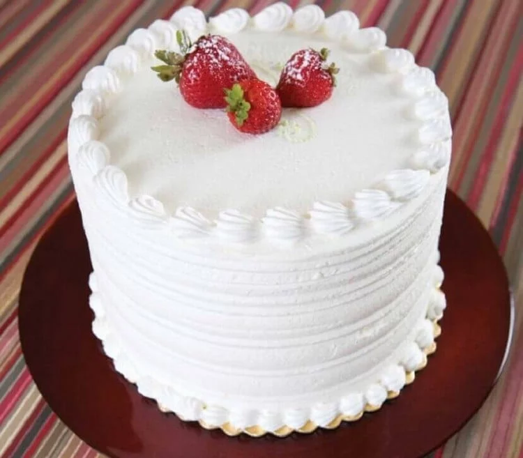 decoração de bolo com chantilly