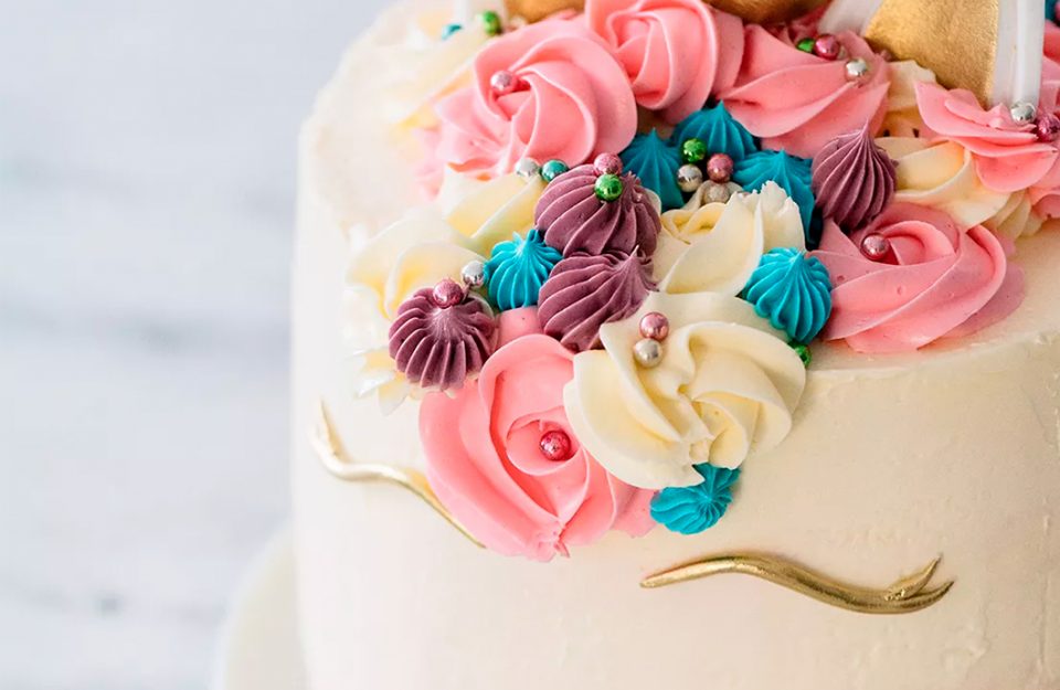 5 ideias de títulos:
1. Decoração de Bolo com Chantilly: Técnicas Essenciais para Iniciantes
2. Chantininho Perfeito: O Segredo para Bolos Incríveis
3. Espatulado Moderno vs. Trabalho com Bicos: Qual Escolher?
4. Frutas Frescas e Chantilly: Uma Combinação Refrescante e Deliciosa
5. Dicas de Ouro para um Acabamento de Confeitaria Profissional