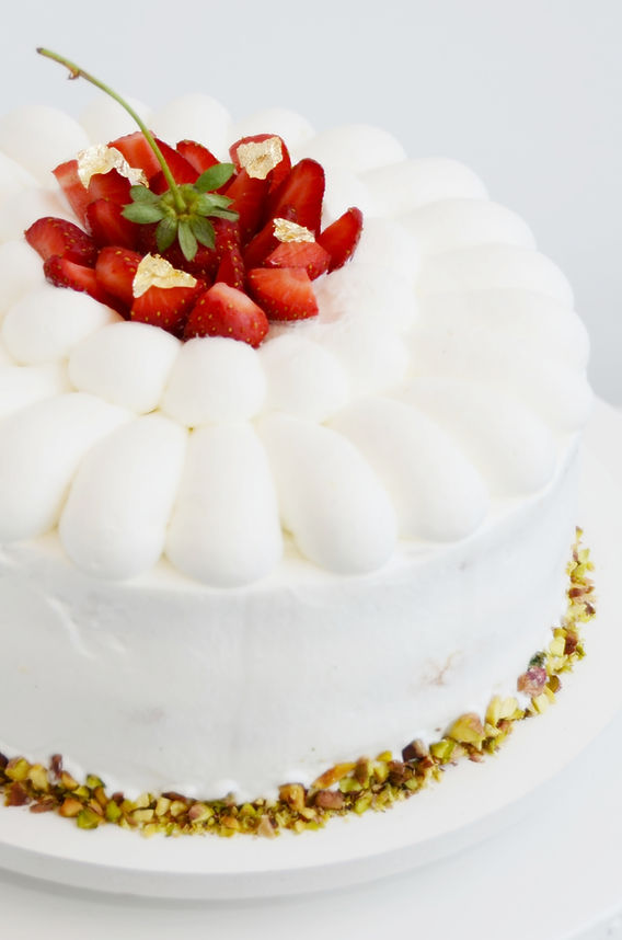 decoração de bolo com morango e chantilly