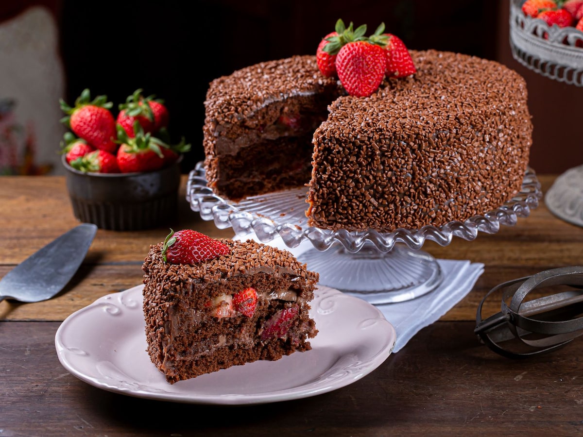 5 ideias de títulos:
1. Chantilly Perfeito: O Guia Definitivo para Decorar Bolos com Morangos
2. Morangos e Chantilly: Técnicas Criativas para um Bolo Inesquecível
3. Do Clássico ao Moderno: Estilos de Decoração com Chantilly e Morangos
4. Segredos do Chantininho: Como Fazer e Decorar Bolos Resistentes ao Calor
5. Dicas de Ouro: Evitando Erros na Decoração de Bolos com Frutas Frescas