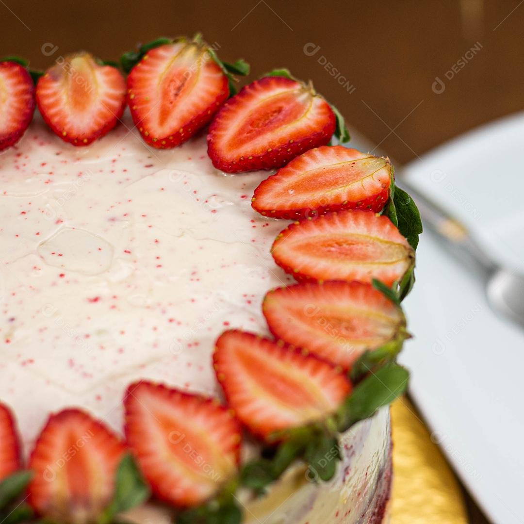 decoração de bolo com morango e chantilly