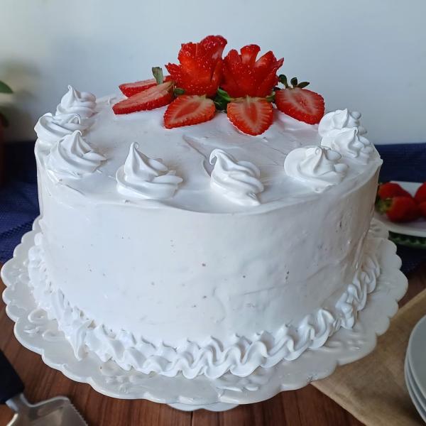 5 ideias de títulos:
1. Chantilly Perfeito: O Guia Definitivo para Decorar Bolos com Morangos
2. Morangos e Chantilly: Técnicas Criativas para um Bolo Inesquecível
3. Do Clássico ao Moderno: Estilos de Decoração com Chantilly e Morangos
4. Segredos do Chantininho: Como Fazer e Decorar Bolos Resistentes ao Calor
5. Dicas de Ouro: Evitando Erros na Decoração de Bolos com Frutas Frescas