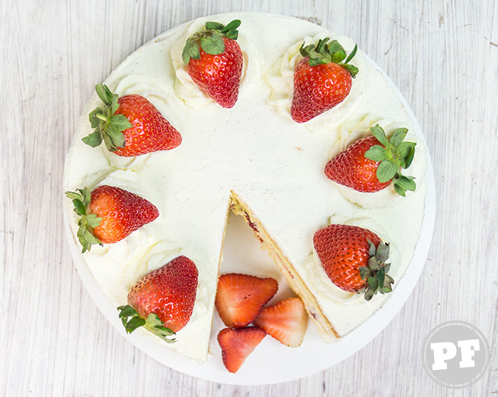 5 ideias de títulos:
1. Chantilly Perfeito: O Guia Definitivo para Decorar Bolos com Morangos
2. Morangos e Chantilly: Técnicas Criativas para um Bolo Inesquecível
3. Do Clássico ao Moderno: Estilos de Decoração com Chantilly e Morangos
4. Segredos do Chantininho: Como Fazer e Decorar Bolos Resistentes ao Calor
5. Dicas de Ouro: Evitando Erros na Decoração de Bolos com Frutas Frescas