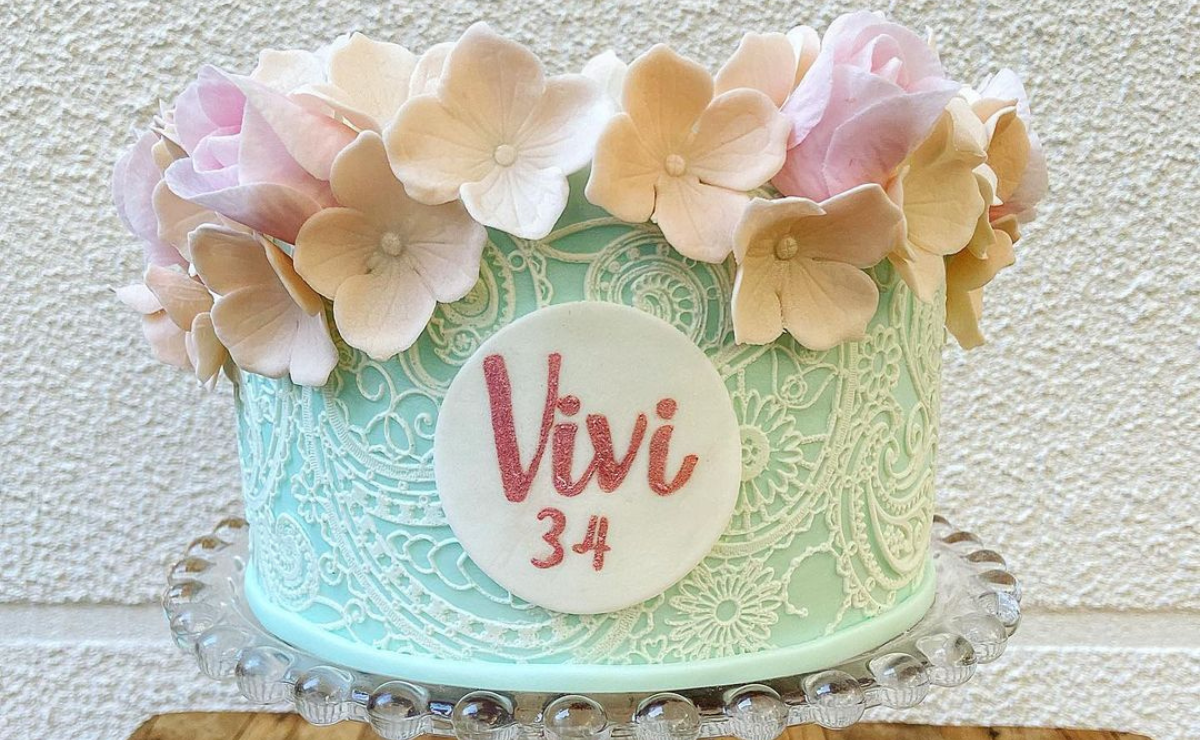 ideias de bolo feminino com chantilly para festa