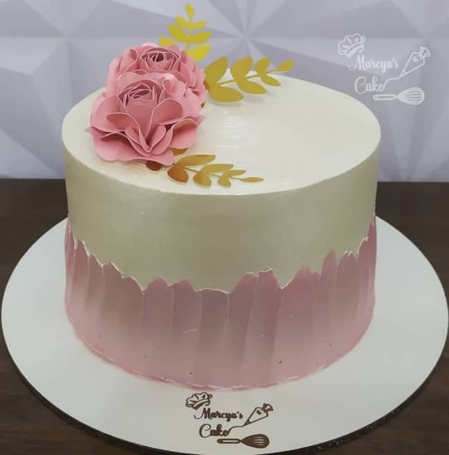 decoração de bolo feminino com chantilly