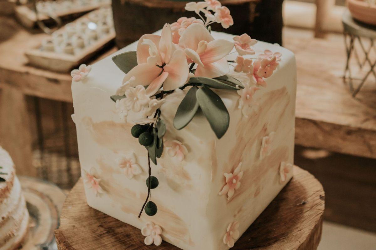 decoração de bolo feminino quadrado