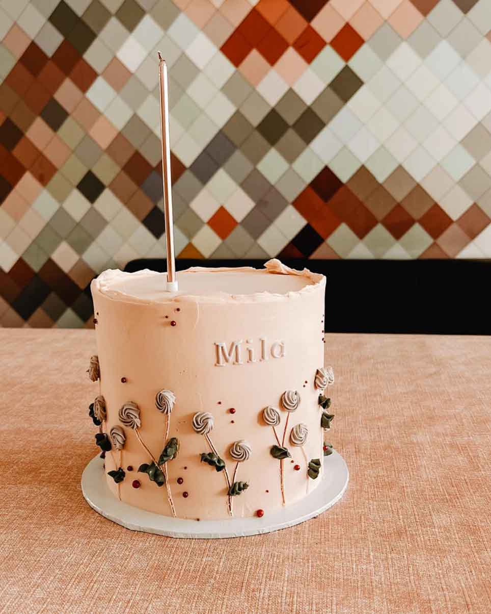 Frutas e Toppers: Os Elementos Essenciais para um Bolo Feminino Perfeito
4. Paleta de Cores e Estilo: Criando Bolos Femininos Delicados e Modernos
5. Do Básico ao Sofisticado: Como Escolher a Decoração Ideal para seu Bolo Feminino